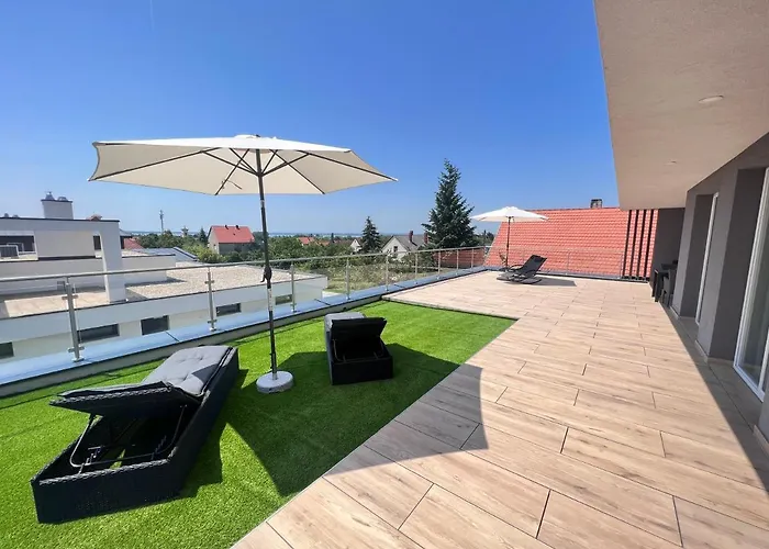 Napfeny Terasz פוניארצוושהג'